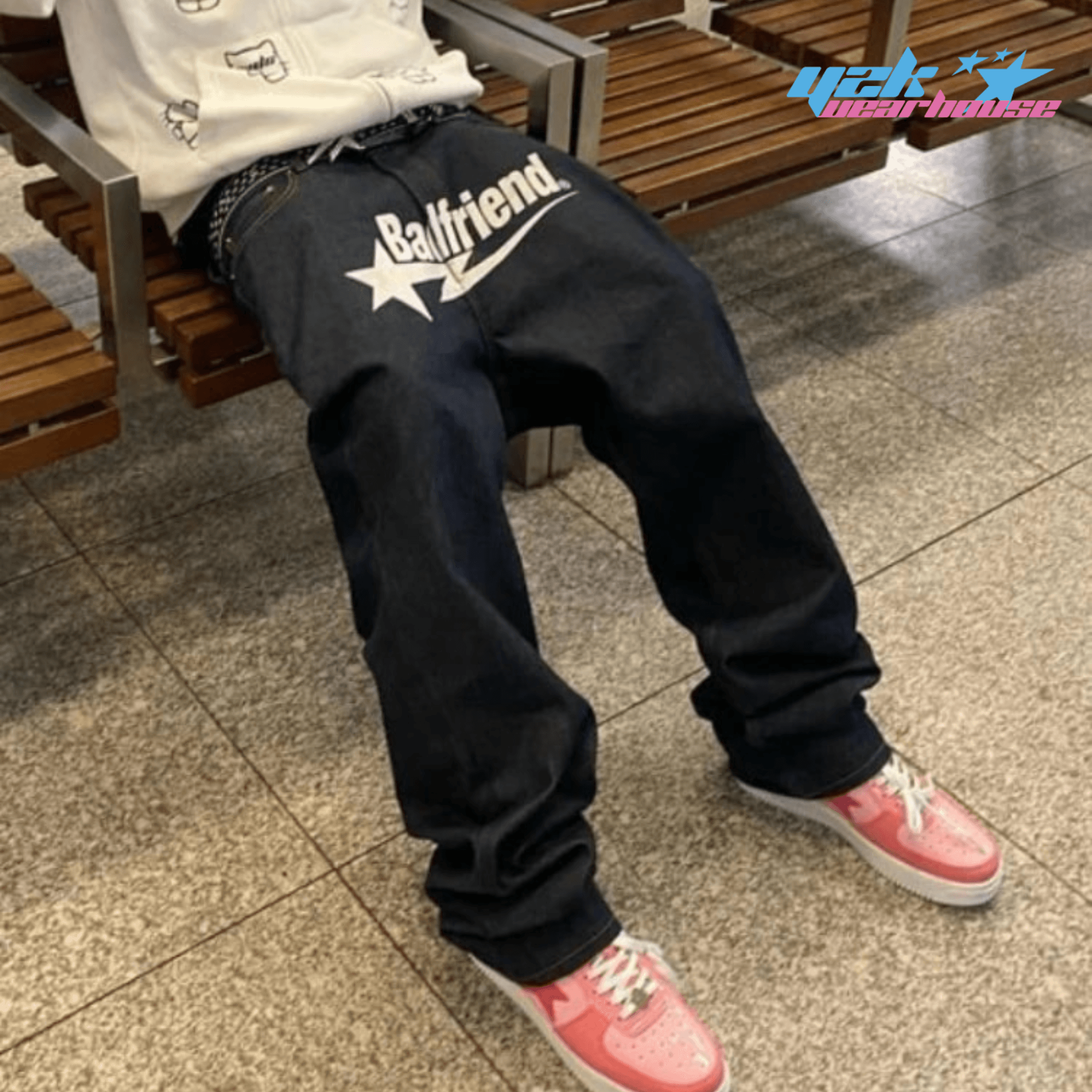 Bedruckte Baggy-Jeans im Y2K-Stil