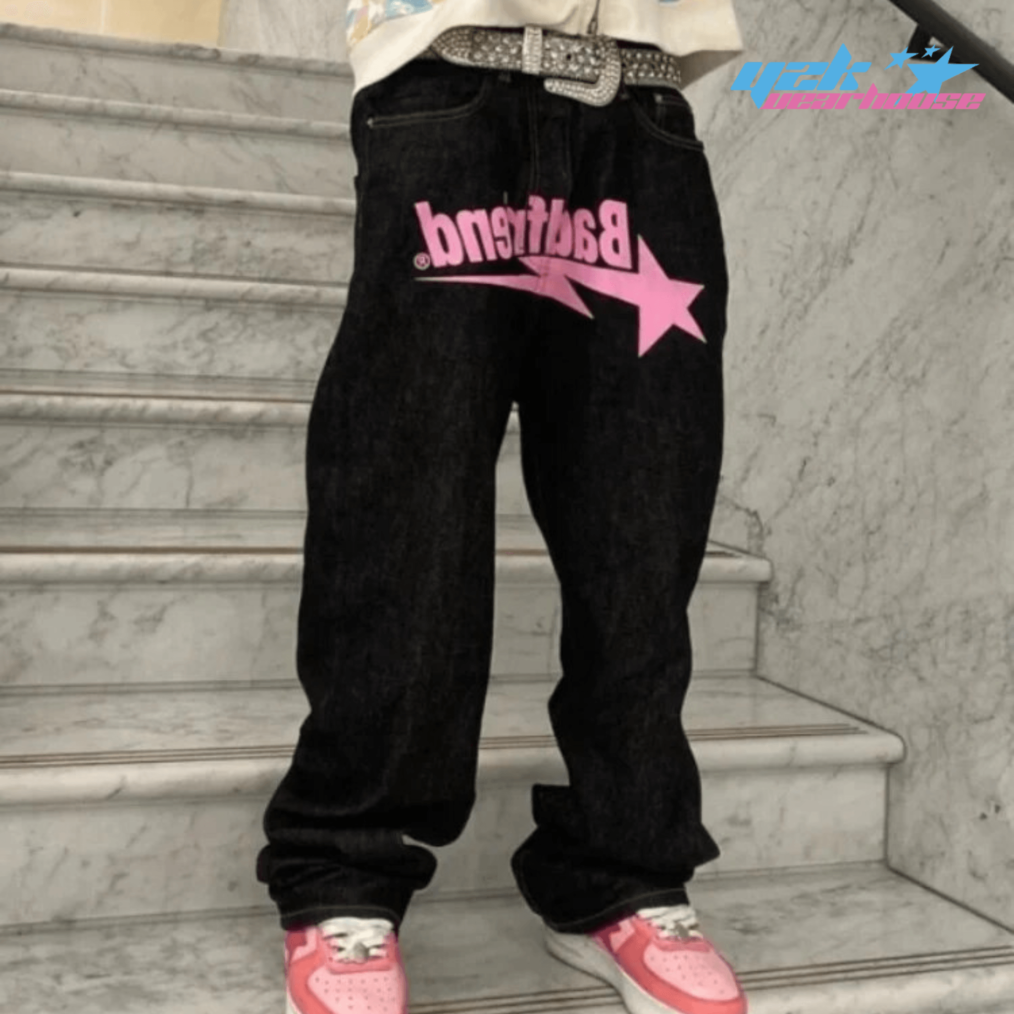 Bedruckte Baggy-Jeans im Y2K-Stil